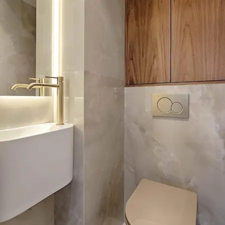 فندق مبيت وإفطار Louvre Rivage Apartments 3*